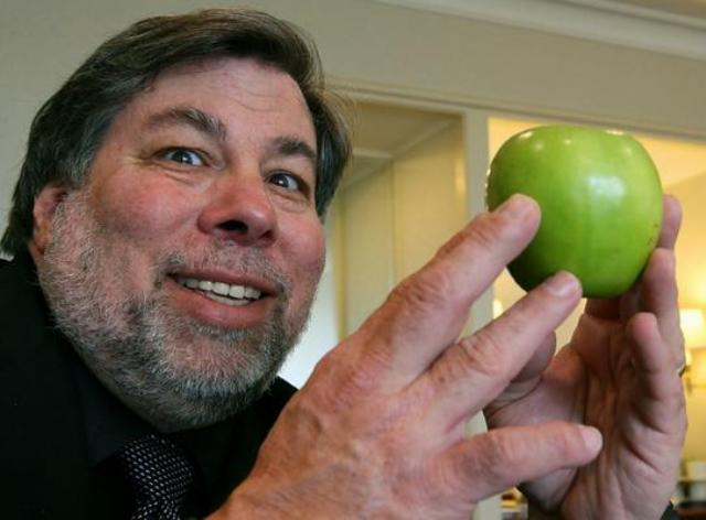 wozniak-with-an-apple-08487.jpg wozniak-with-an-apple-08487.jpg